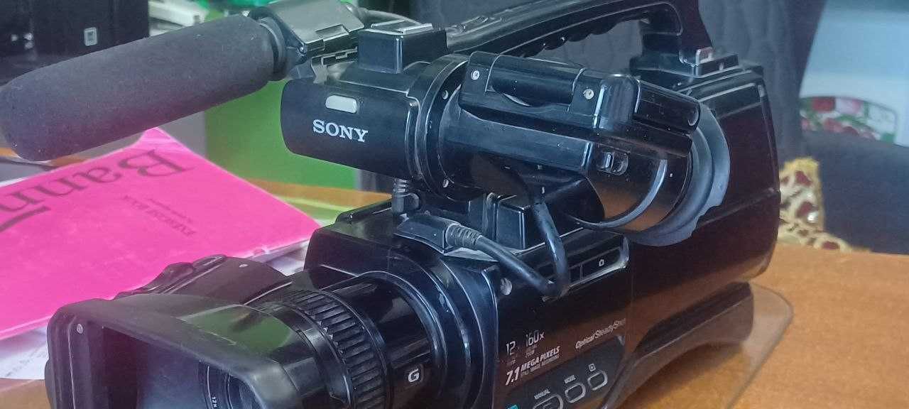 Videokamera SONY HXR-MC2000E Видеокамера Sony HXR-MC1500E