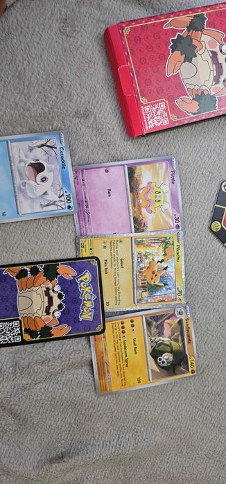 cutie cu cartonase pokemon