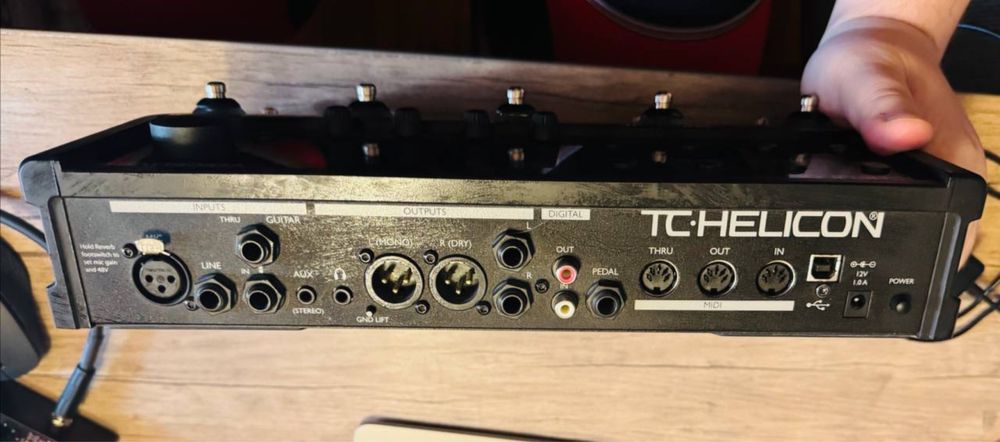 Продается TC Helicon voicelive 2