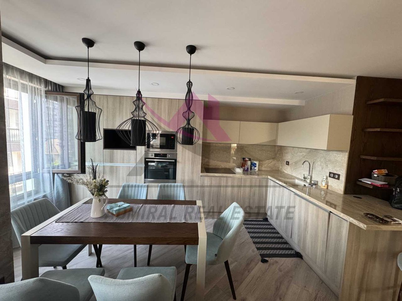 Дава се под наем Тристаен апартамент в Варна, Левски - 130 кв.м за 800 € - Снимка #4