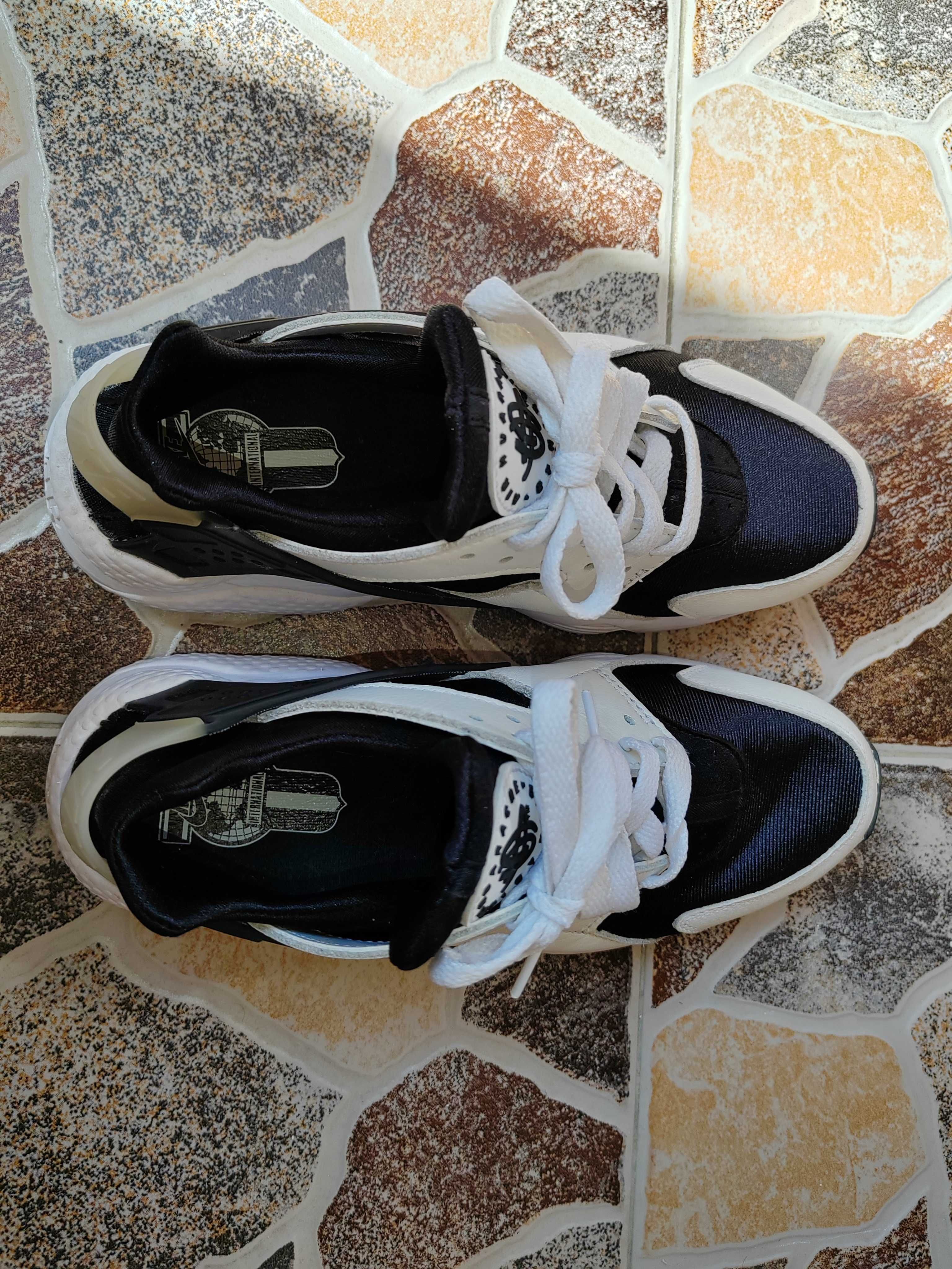 Nike Air Huarache
Black/ White-Black