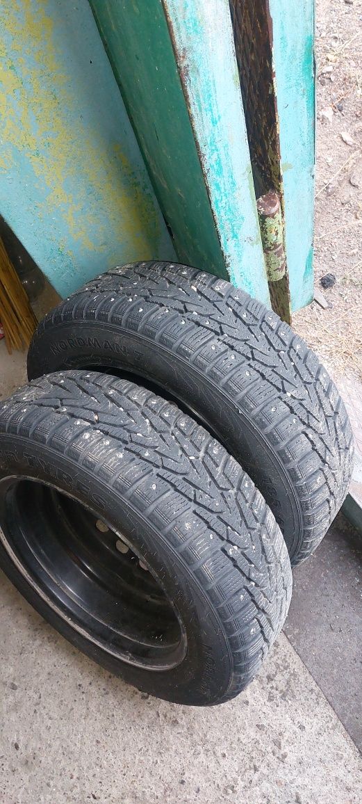 Продам шины зимние  шипованные  4шт. Размер 185×65×15 в отличном сост