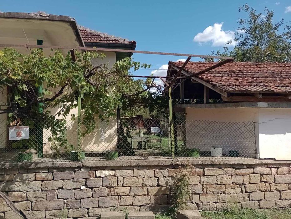 Къща на 100 км от София