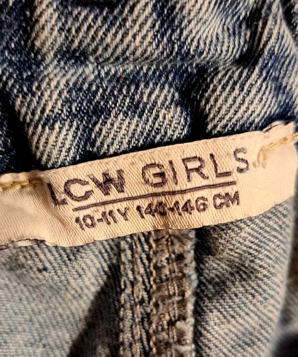 • Vând set 2 perechi de blugi, 140-146 cm •