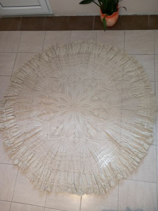 Покривка,плетена на една кука.