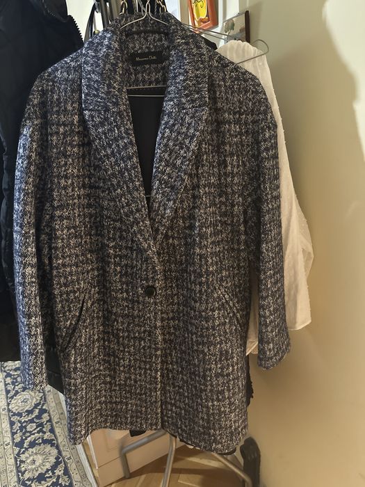 В актуалните тенденции широко късо вълнено палто на MassimomDutti