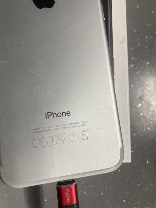 Продавам Iphone Айфон 7 8