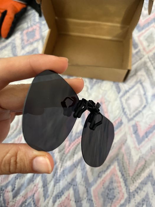 Универсален клипс за очила