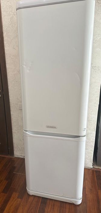 Холодильник Ariston в рабочем состояний