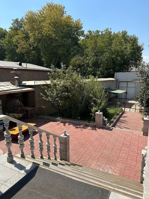 8 ком. ДОМ. Участок 9,3 сотки. Мирзо-Улугбек. р-н (ор-р Чайхана Салом)