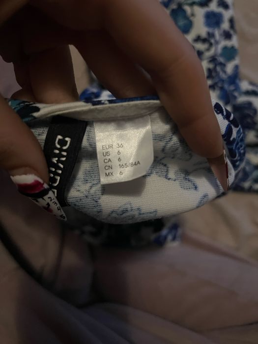 Бяло-синя рокля на цветя