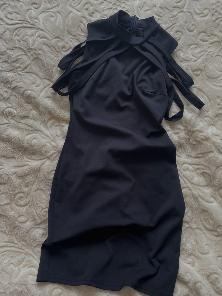 Черна вталена рокля
