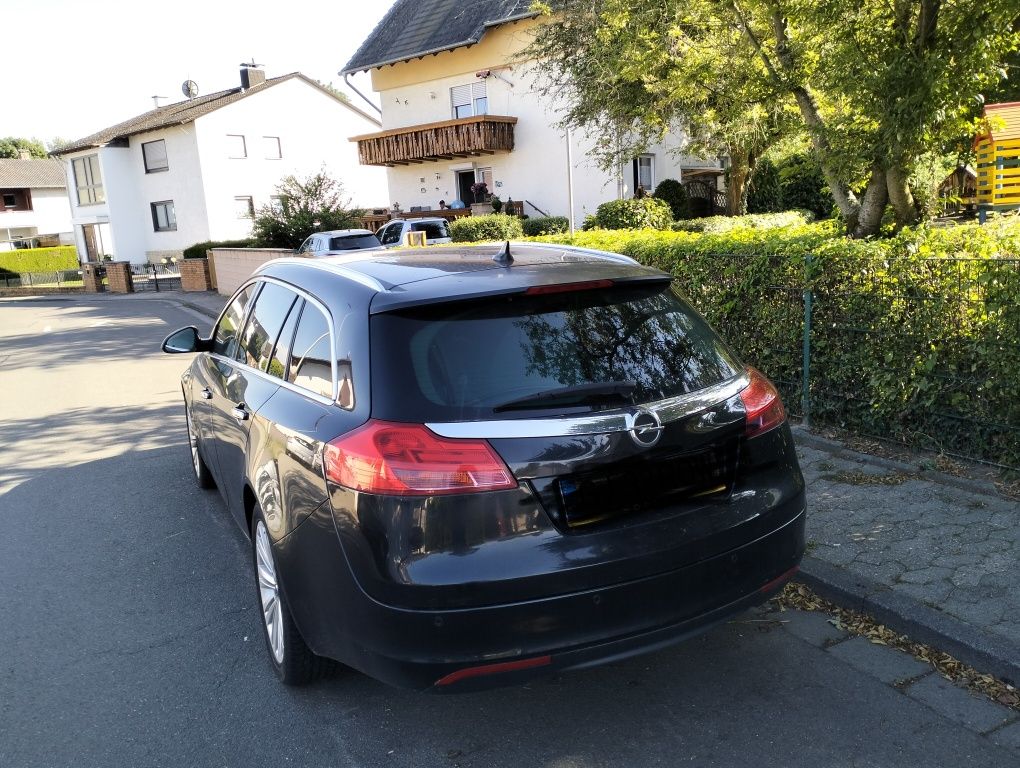 Vând Opel insigna