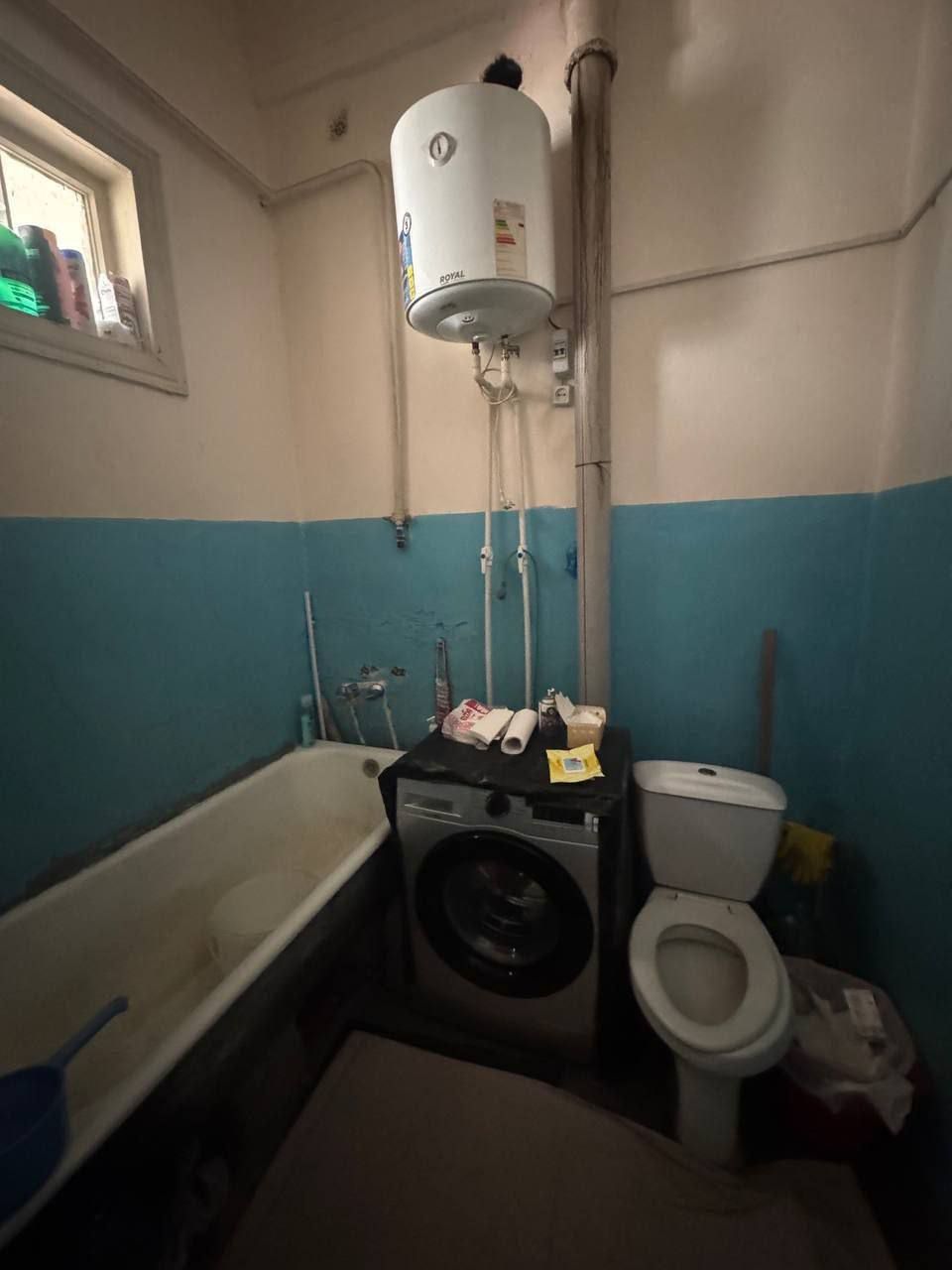 Продаётся 1 ком кв в чирчике в центре базара 2 этаж 35 квадрат