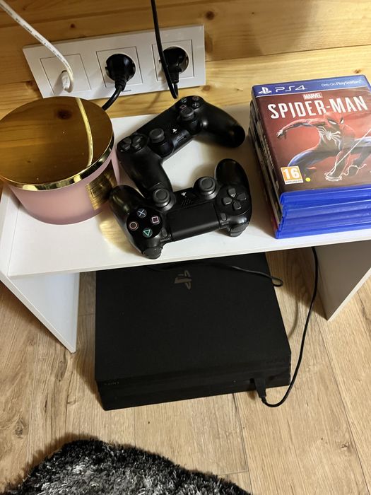 Vand ps4 pro 2 controllere+jocuri