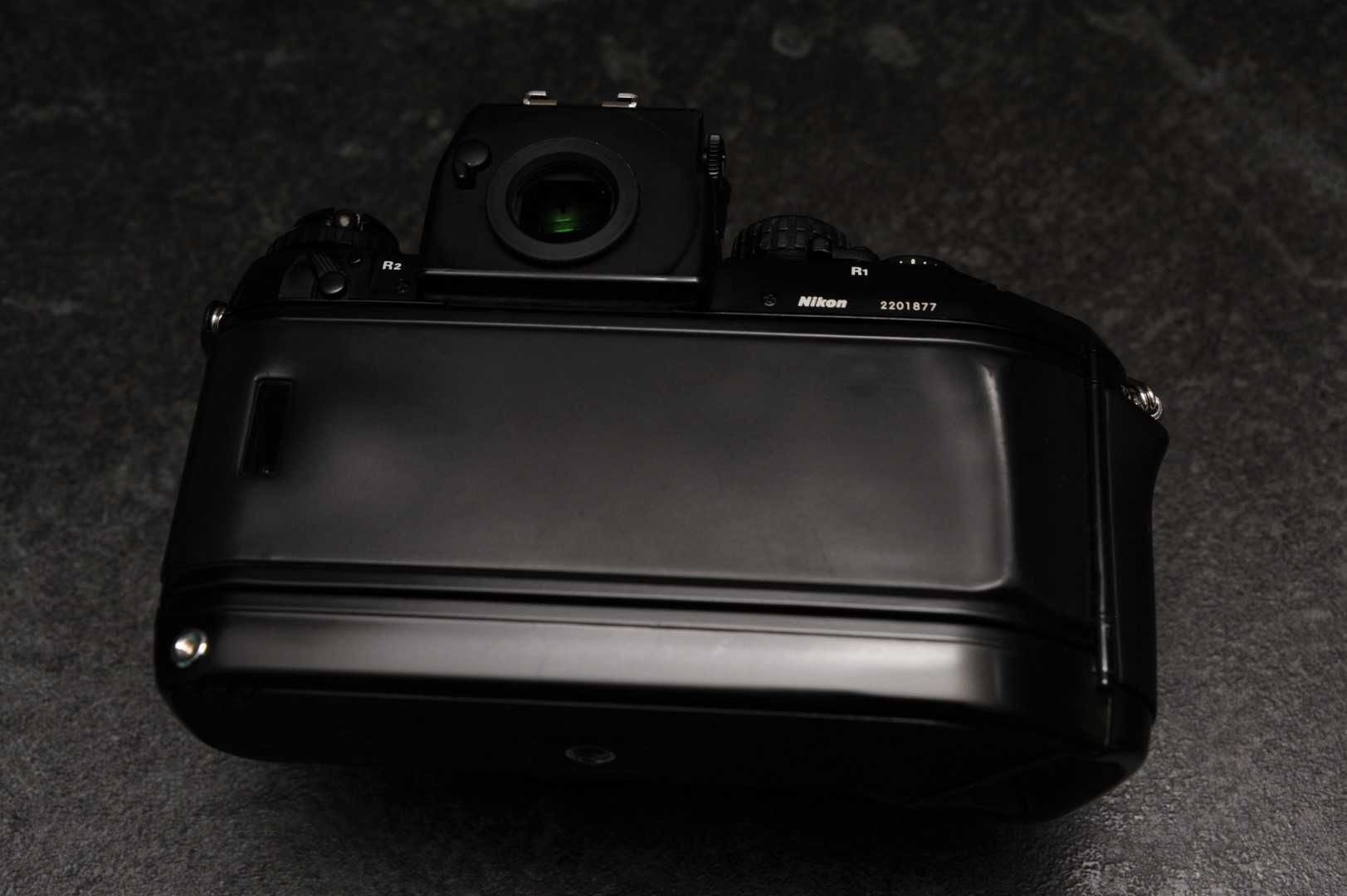 Nikon F4 cu curea umar