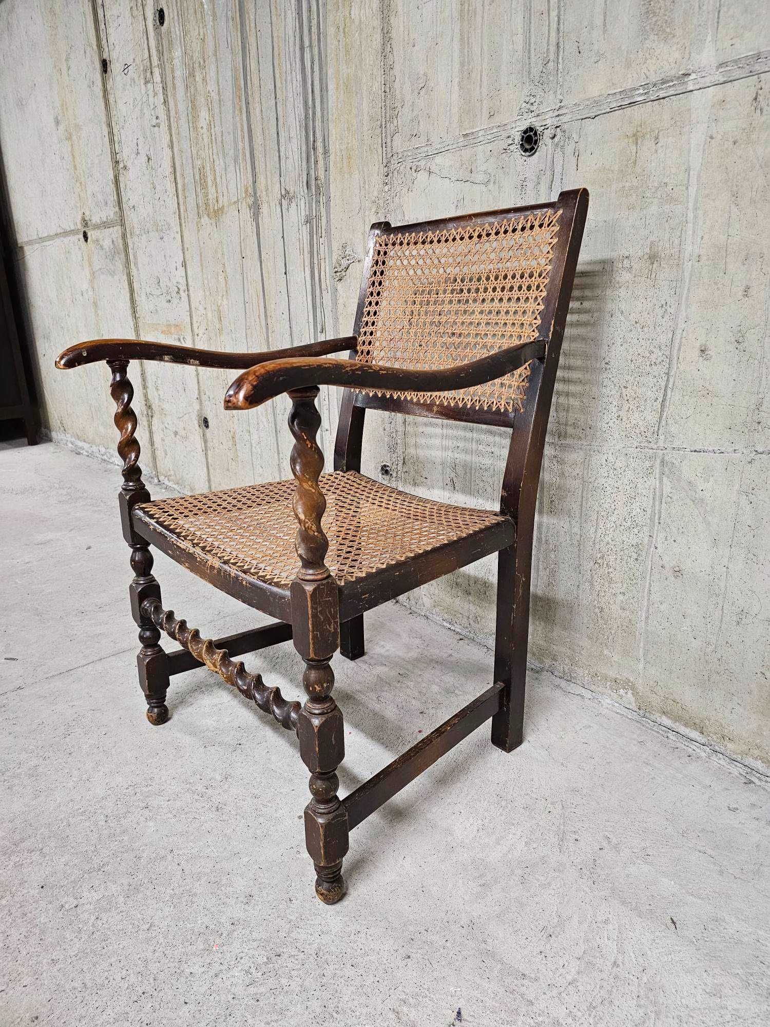 Кресло с фрезовани елементи и естествен ратан