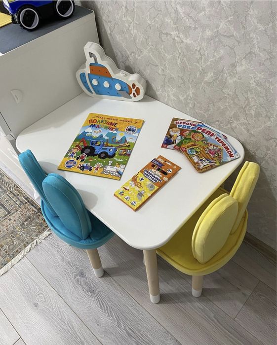 Продам детский стол и стулья