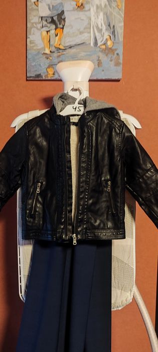 Детская утепленная кожаная куртка на 3-4 года , в отличном состоянии.