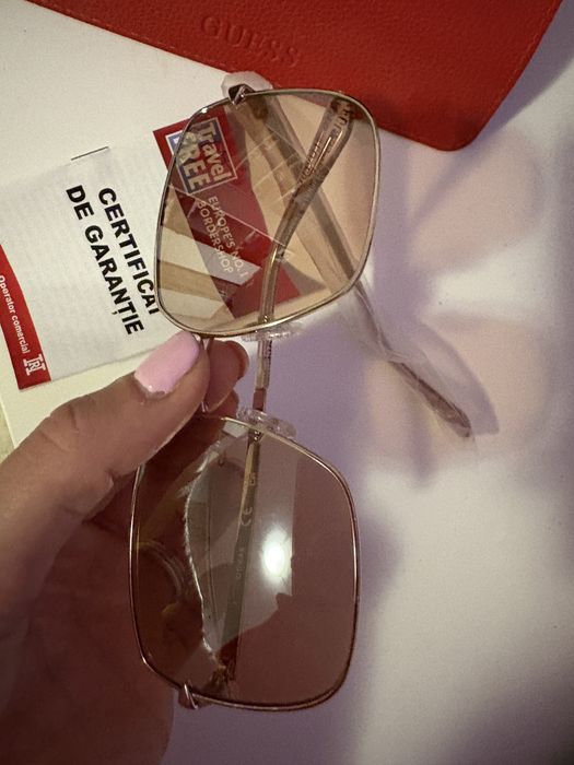 Ochelari de soare Guess.