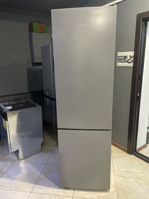 Холодильник Indesit ITR 4200 G (серый графит) УЦЕНКА