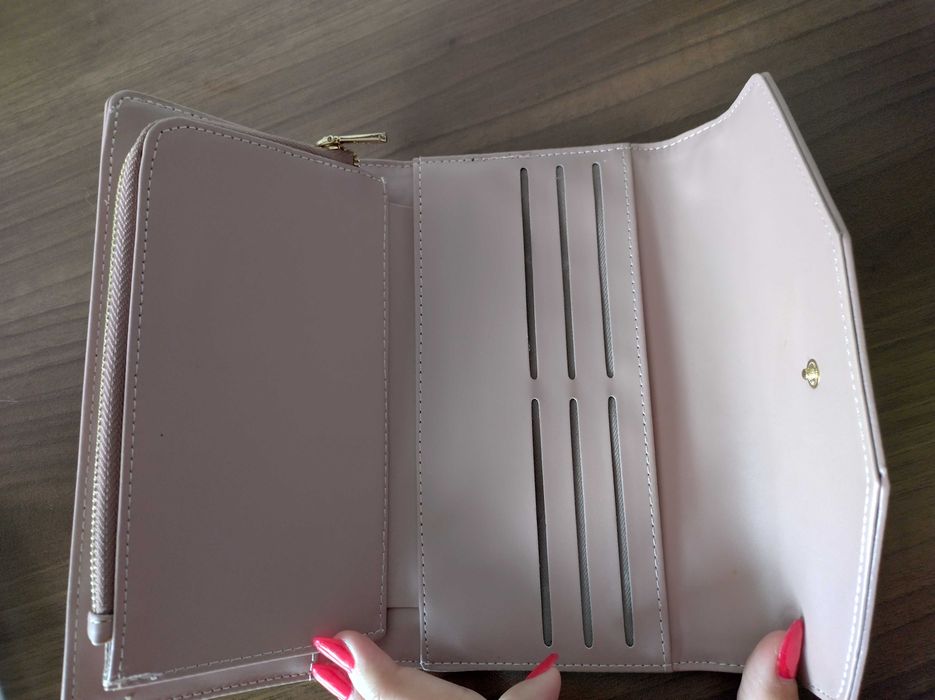 Дамско портмоне.