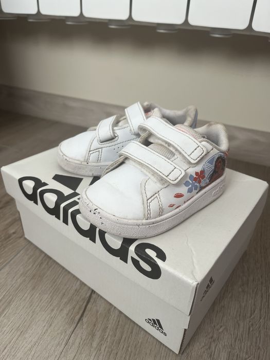 Обувки Адидас за момиче