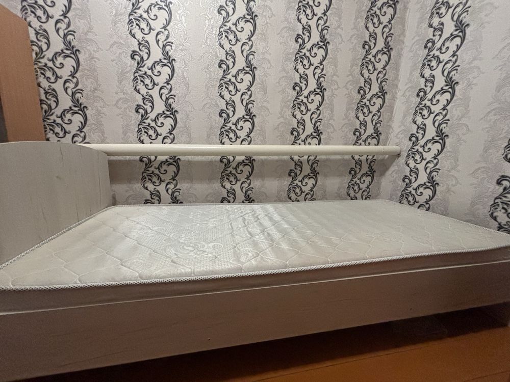 Продам односпальную кровать с матрасом, торг уместен