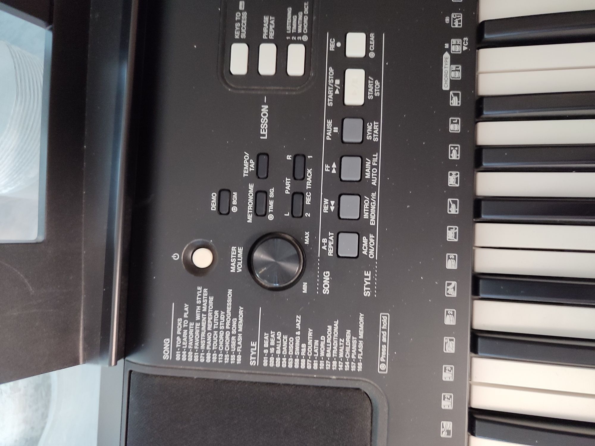 Продавам синтезатор Yamaha e363