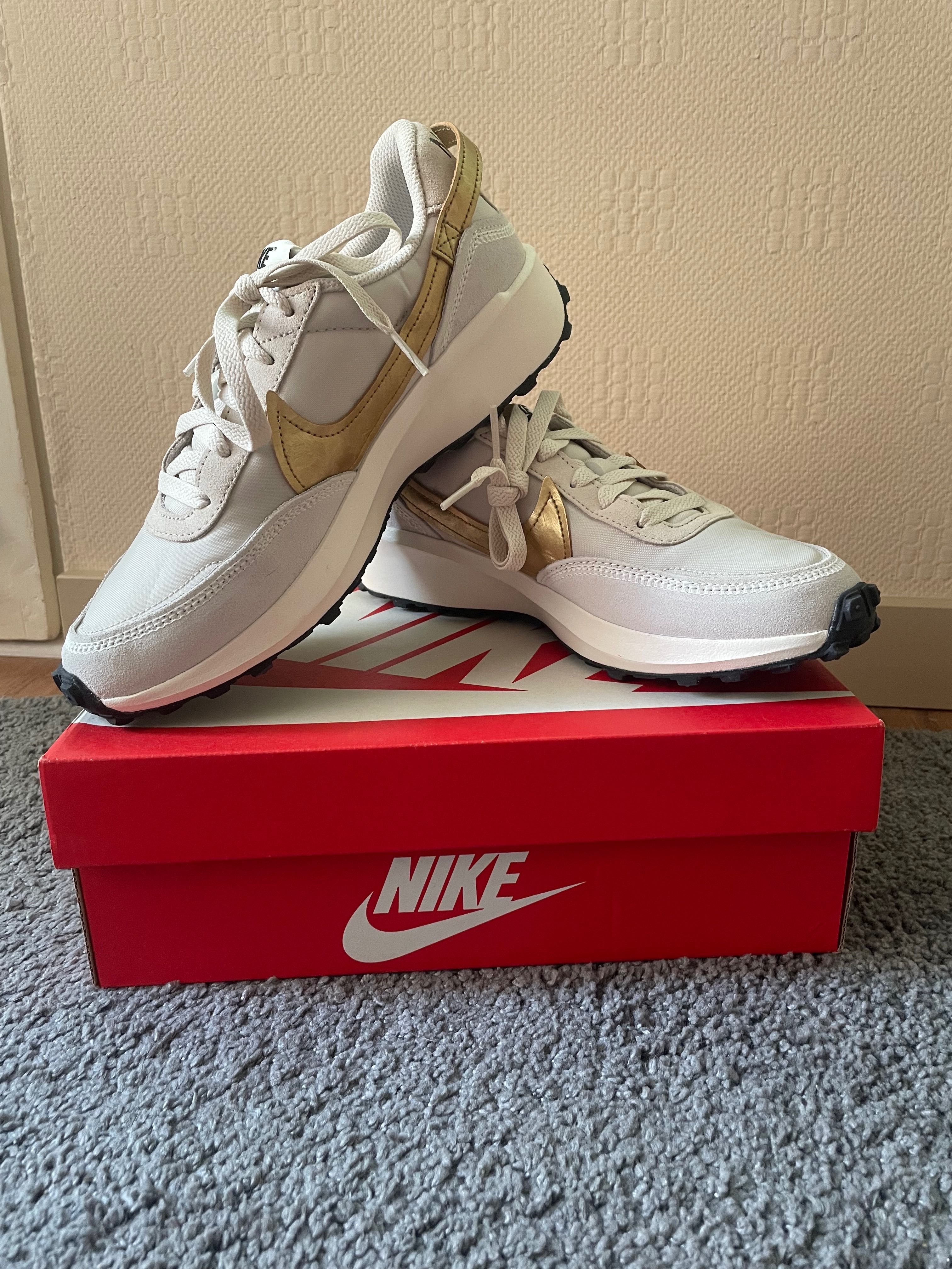 обувки nike waffle debut