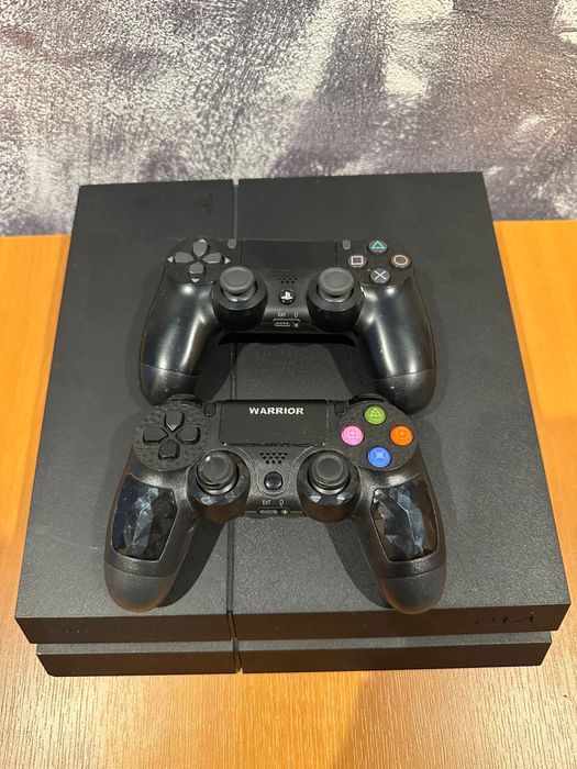 PlayStation 4, 2 Controllere, 2 Jocuri si Toate Cablurile Necesare