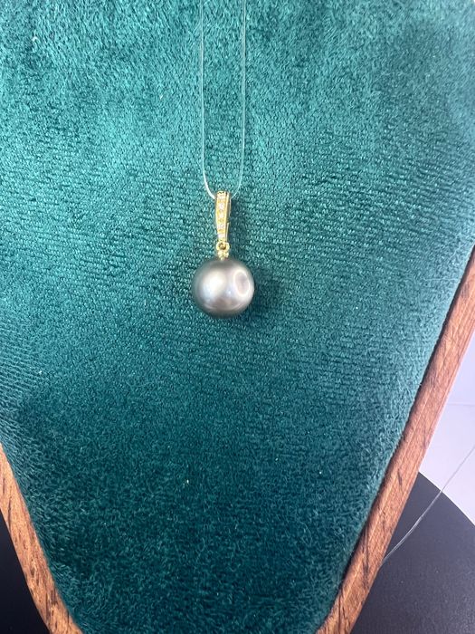 Pandantiv de colecție din aur cu perlă neagra de Tahiti si diamante