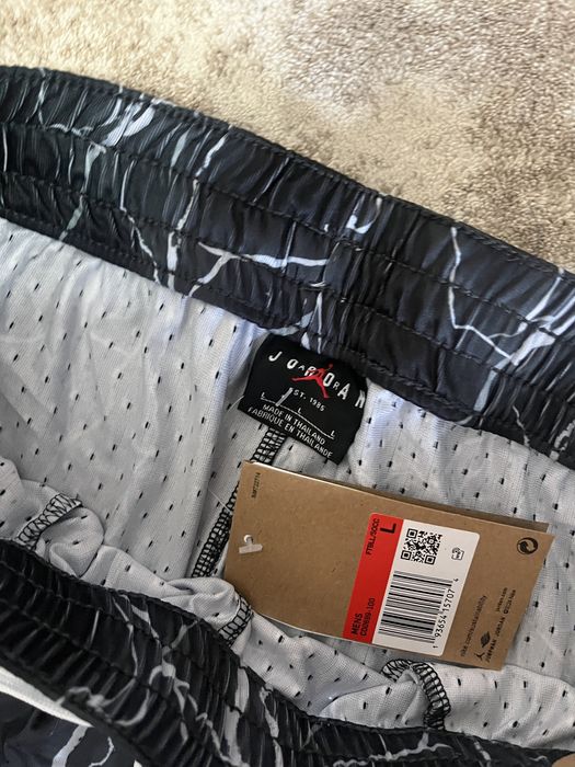 Pantaloni scurti jordan L si XL