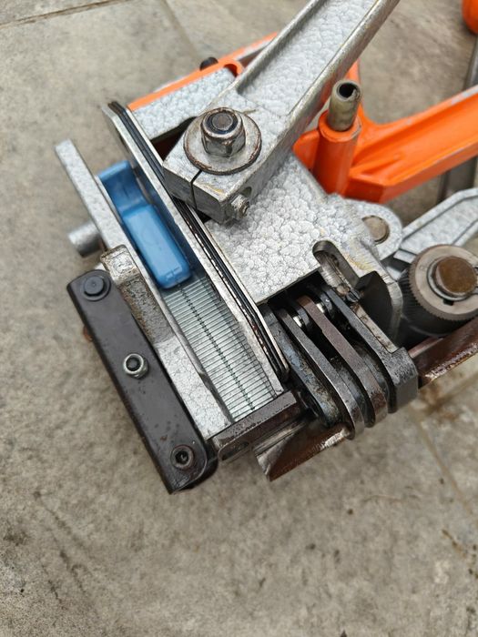 Cyklop PCM-460 mașină de legat cu banda metalica și cleme