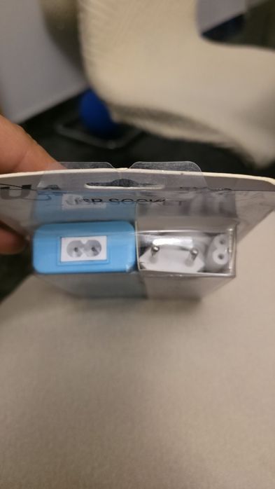 Incarcator telefon casa NOU U4, 4 porturi USB 5V 1 - 2.4 amperi , cabl