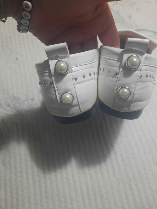 Loafers albi, nr 36. NOI.  Recomand pentru un picior ingust.