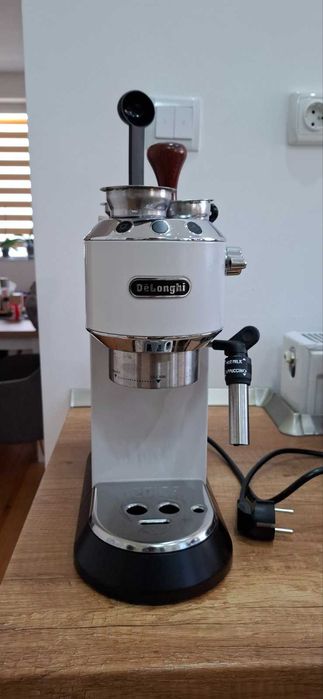 Кафемашина Delonghi Dedica EC 685.W