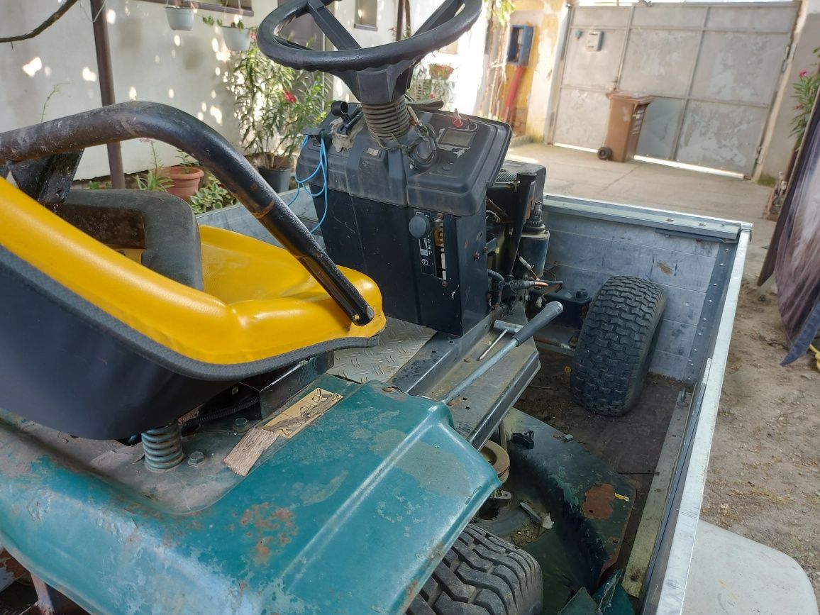 Tractoras tuns iarba