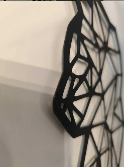 Pisică Geometrică – Decorațiune Modernă de Perete din Metal!