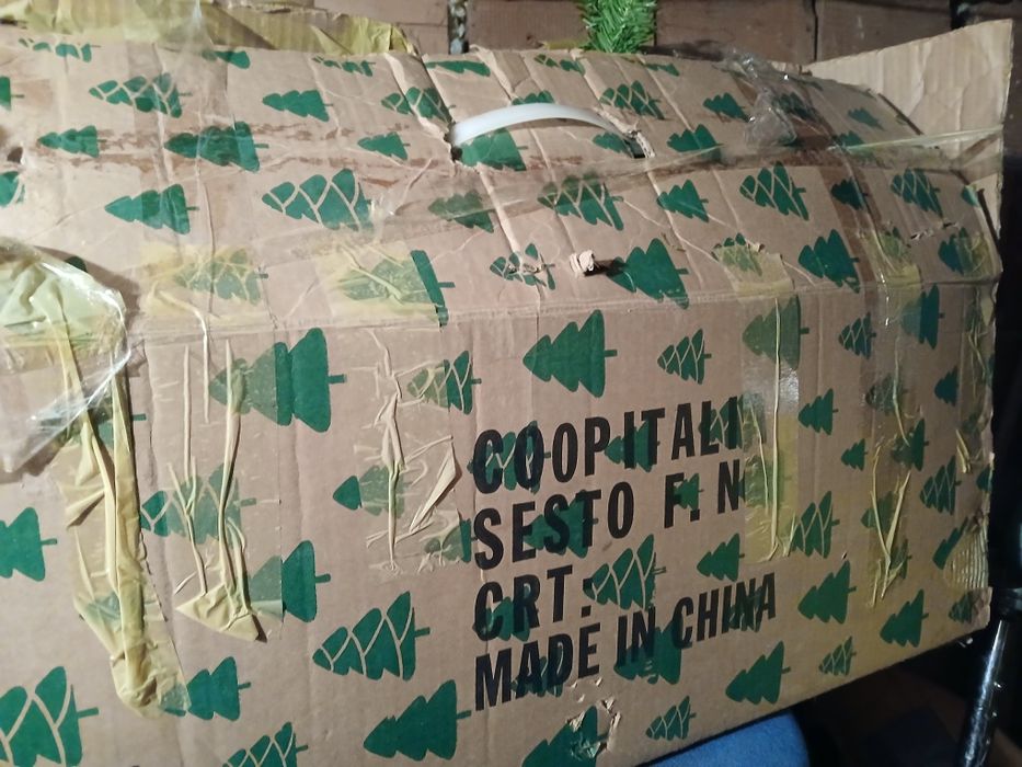 Изкуствена елха 180 см висока в  кашон .нсупер готина на 3 нива се сгл