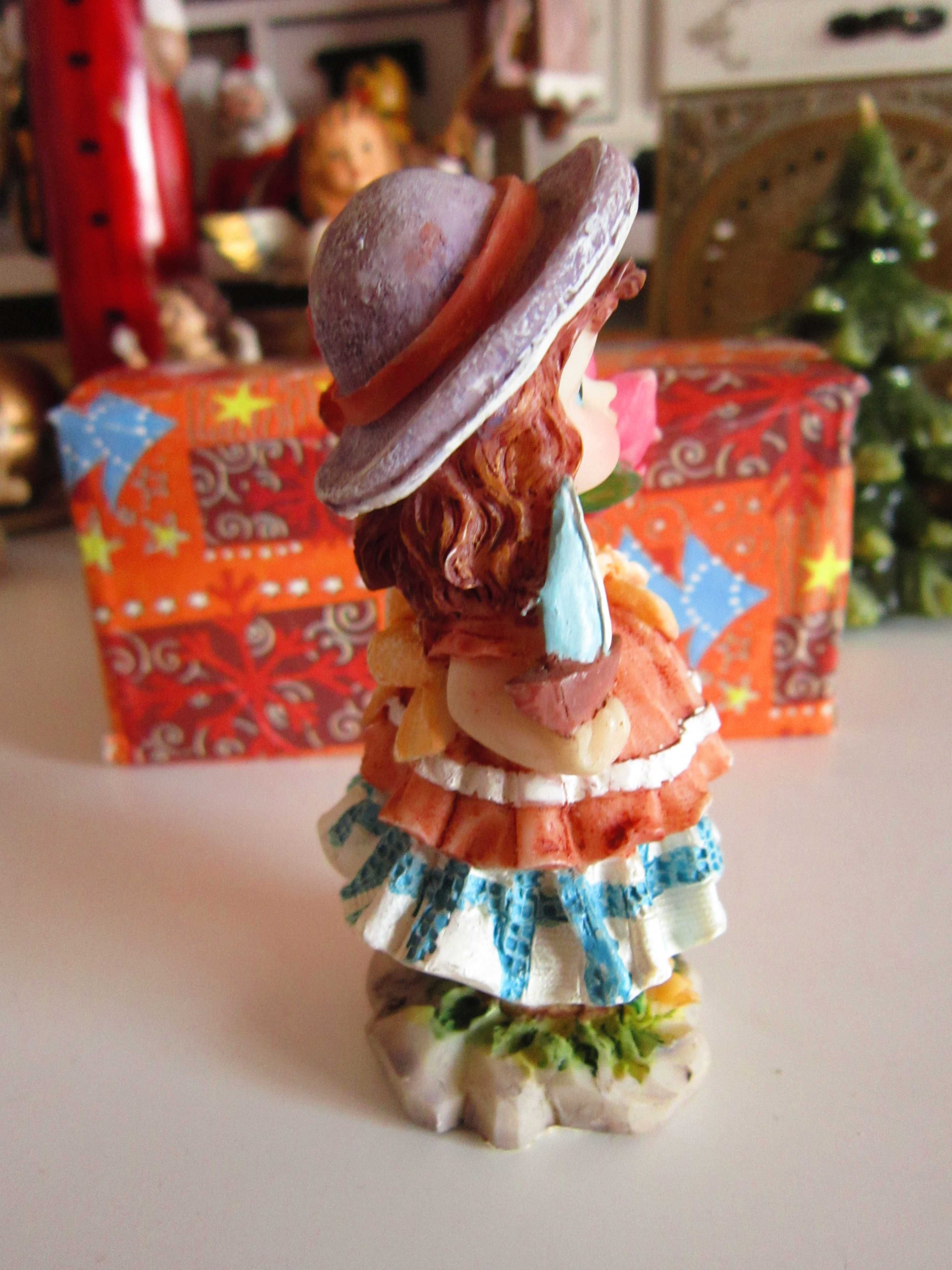 cadou inedit Fetita cu palarie miniatura vintage Germania impecabila