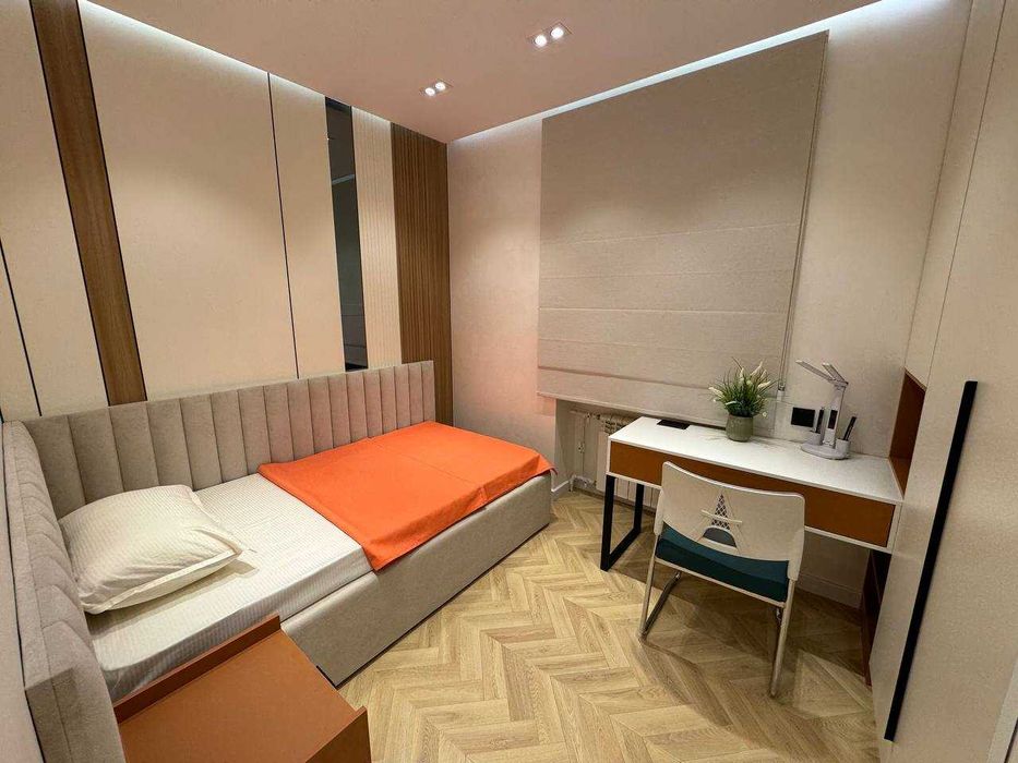 ул. Садык Азимова
Ориентир: ГУВД

4/2/4
Площадь: 80 м²
