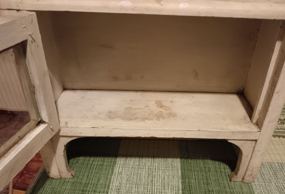 Dulăpior vechi din lemn
