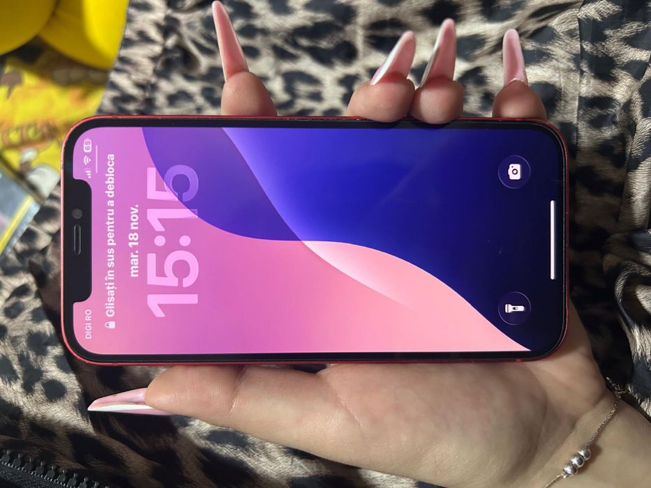 Iphone 12 red, baterie 73%