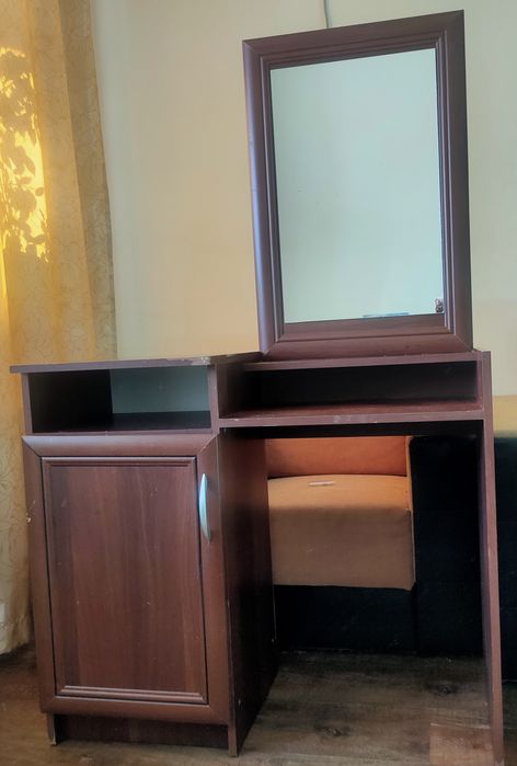 Продается шкаф с зеркалом, тумба, прихожая
