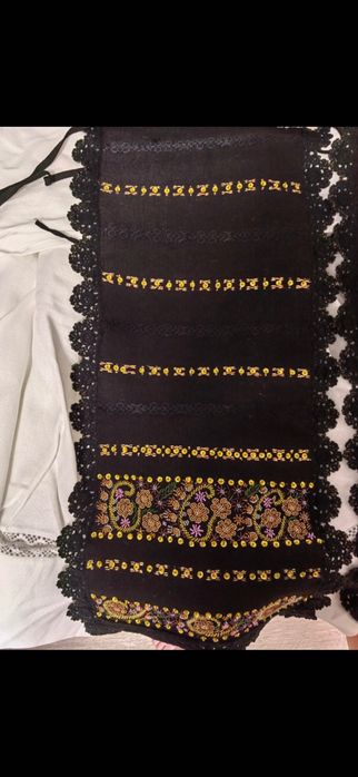 Costum tradițional romanesc - cusut manual