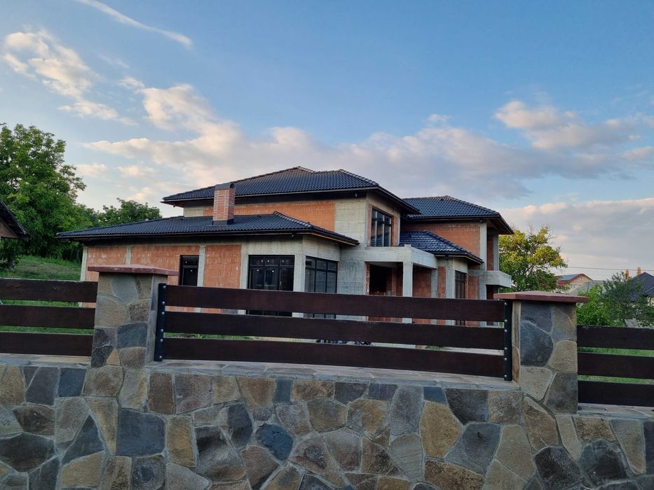 Casa de vânzare cu 20 arii teren Gardani la 28km de Baia Mare