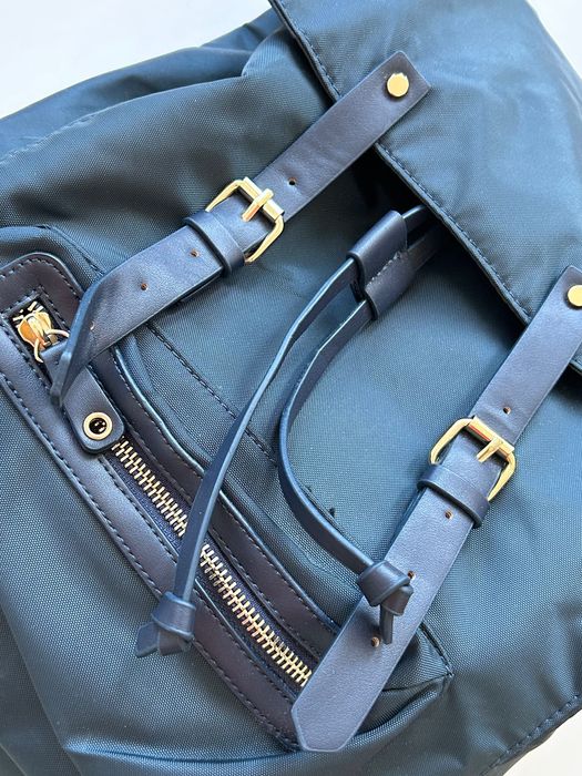 Zara страхотна елегантна и компактна раничка в тъмно синьо