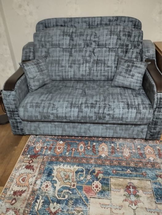 Продам диван. 85 тыс. Небольшой. На два места.