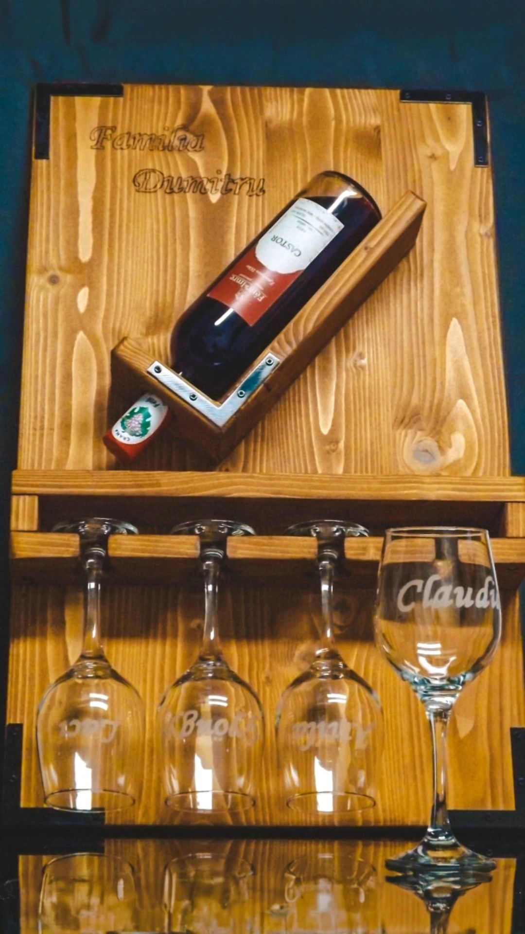 CADOU.Suport personalizat de perete pt pahare si sticle de vin sa